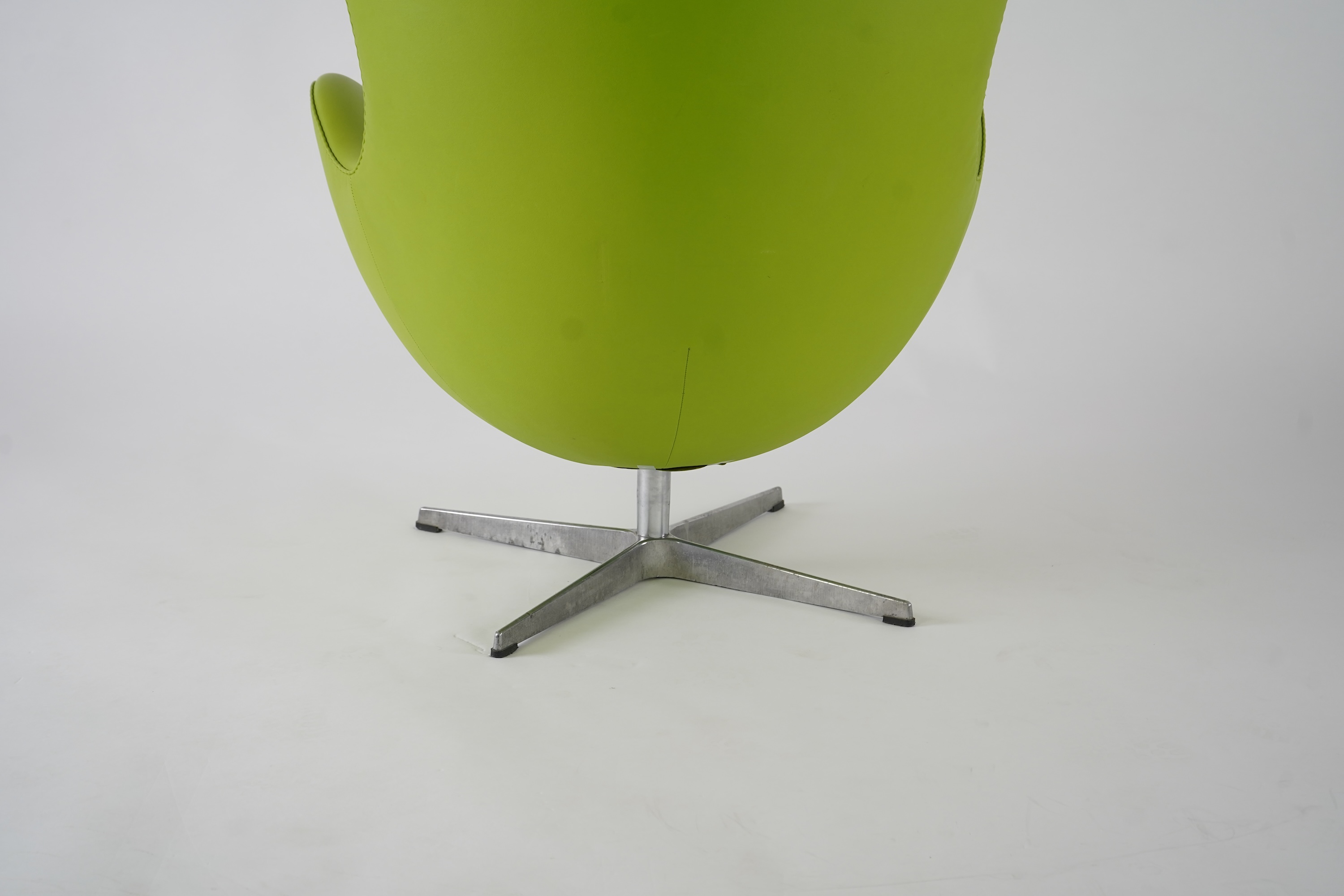 Arne Jacobsen (Danish, 1902–1971) for Fritz Hansen: An 'Egg' lounge chair